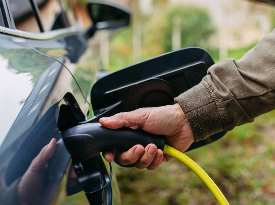 Elektroauto wird zuhause beladen