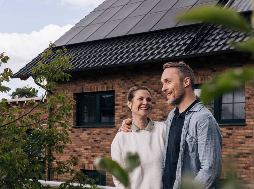 Ehepaar freut sich wegen neuer Solaranlage